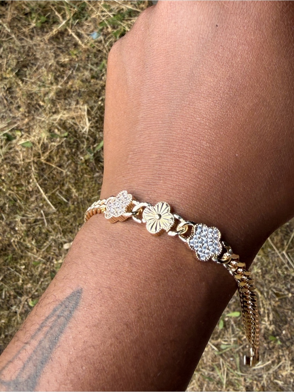 Beautiful 14k filled Gold Clover Bracelet - Picture 2 of 3